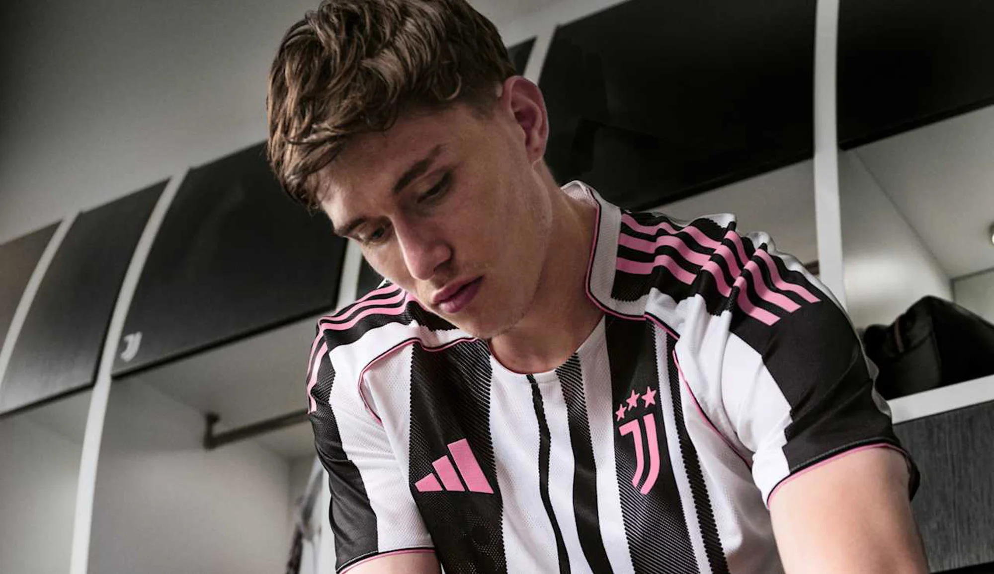 La camiseta local de la Juventus 2025-2026 estrena nuevas rayas y detalles rosas