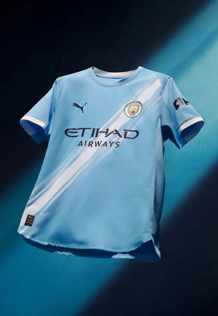 Camiseta local del Manchester City 2025-2026: la franja diagonal de los años setenta vuelve en clave futurista