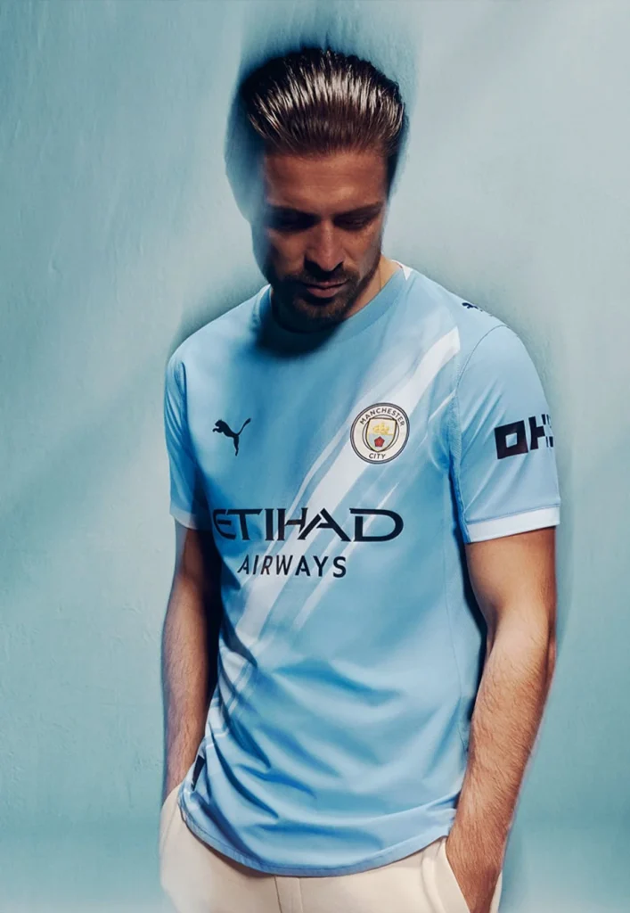 Camiseta local del Manchester City 2025-2026: la franja diagonal de los años setenta vuelve en clave futurista