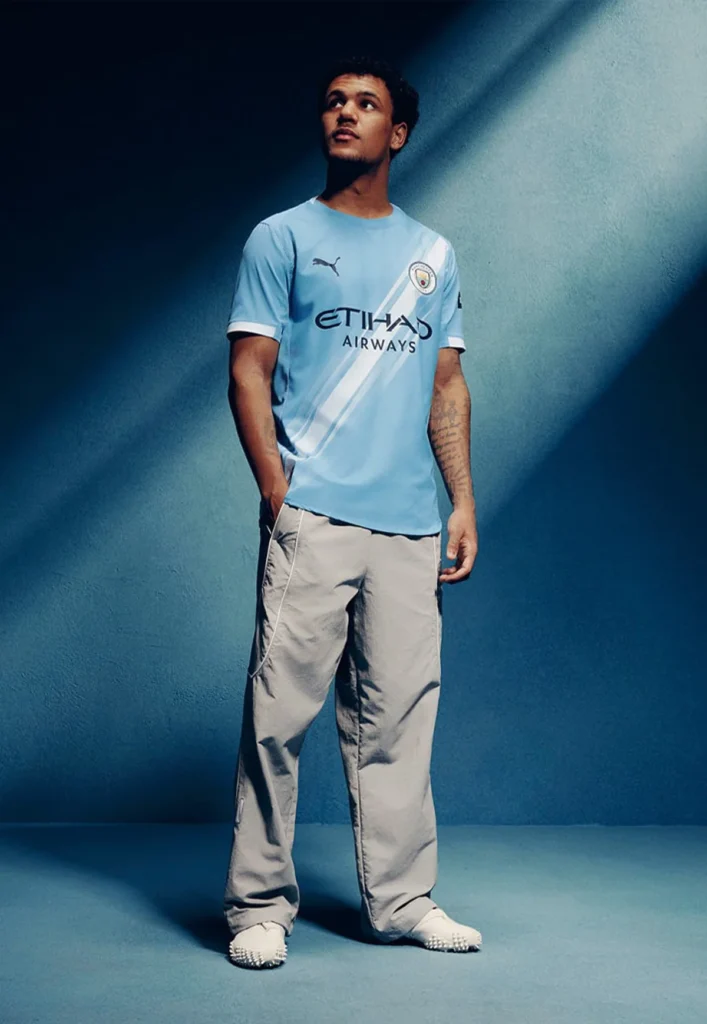 Camiseta local del Manchester City 2025-2026: la franja diagonal de los años setenta vuelve en clave futurista