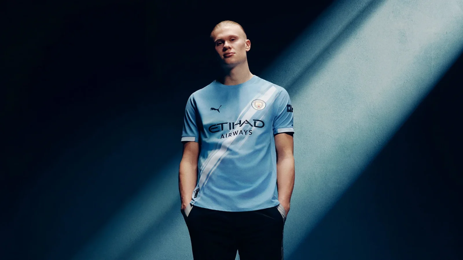 Camiseta local del Manchester City 2025-2026: la franja diagonal de los años setenta vuelve en clave futurista