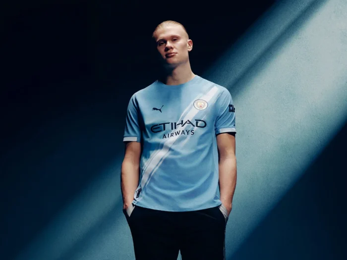 Camiseta local del Manchester City 2025-2026: la franja diagonal de los años setenta vuelve en clave futurista