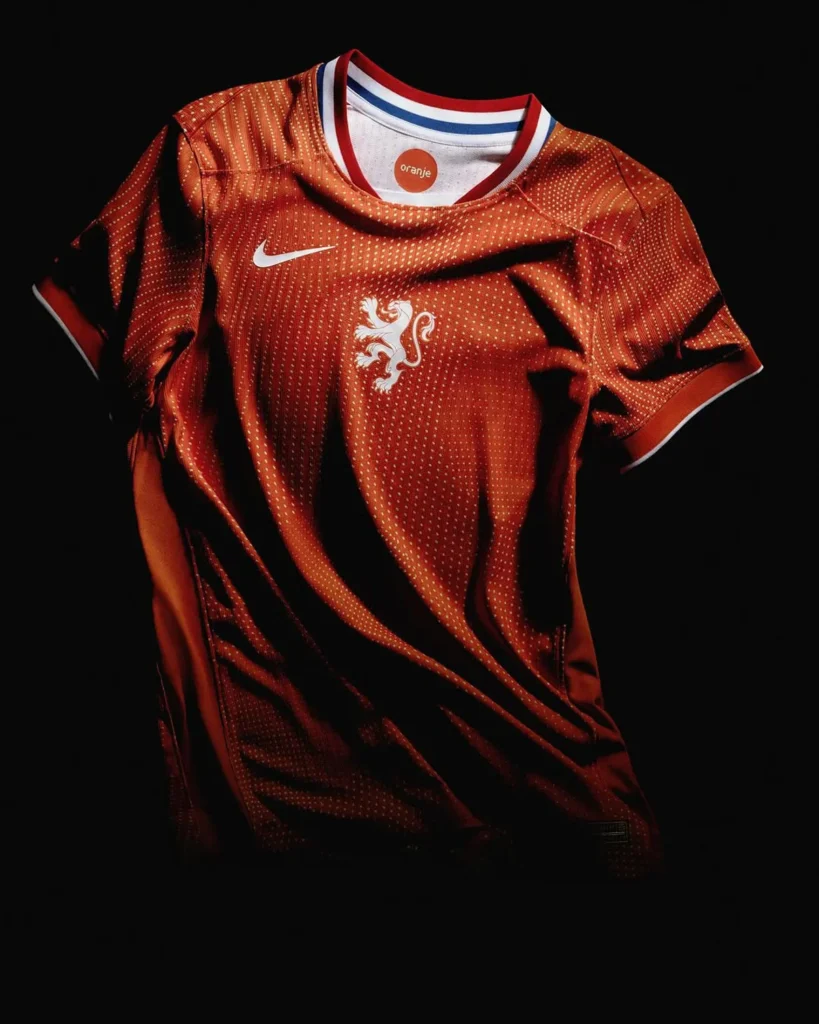Las camisetas de las Leonas Naranjas para la Eurocopa 2025 se inspiran en el Total 90
