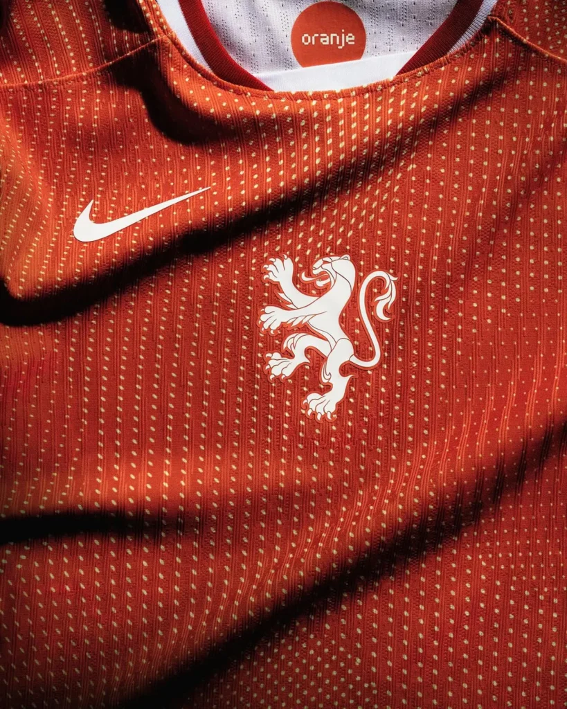 Las camisetas de las Leonas Naranjas para la Eurocopa 2025 se inspiran en el Total 90