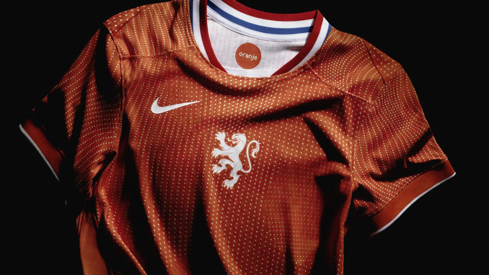 Las camisetas de las Leonas Naranjas para la Eurocopa 2025 se inspiran en el Total 90