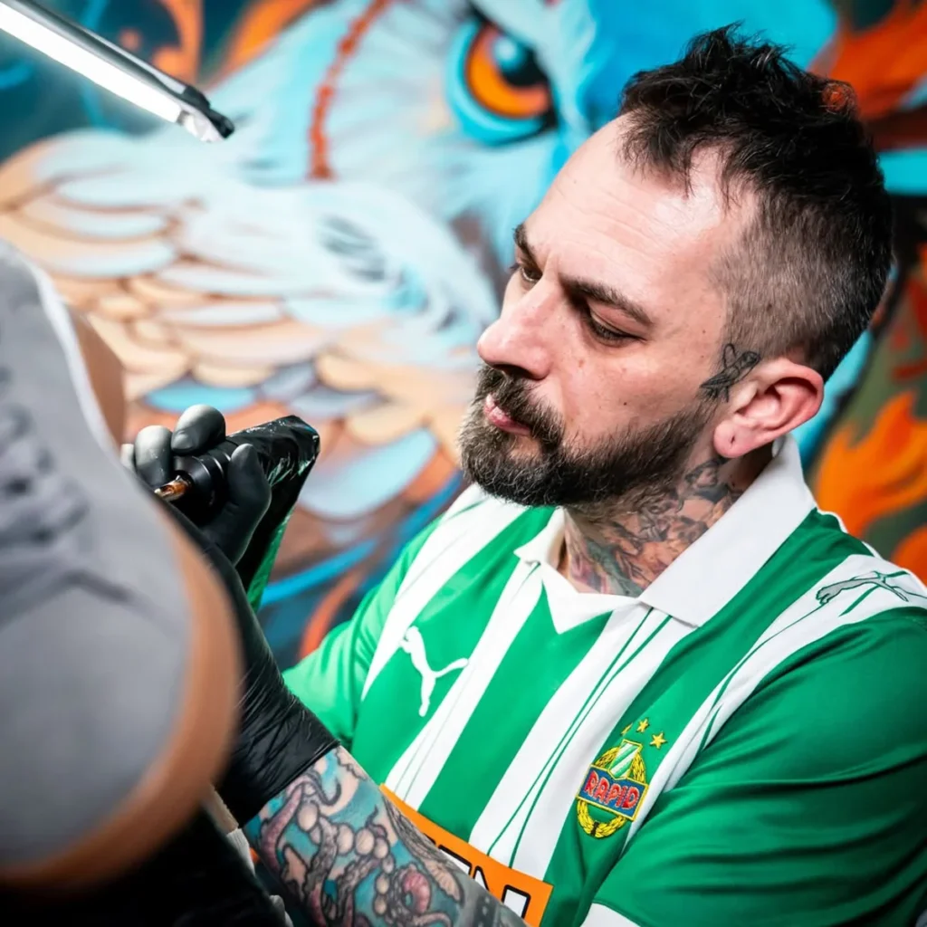 El Rapid de Viena 2025-2026 recupera el estilo de sus camisetas de los noventa