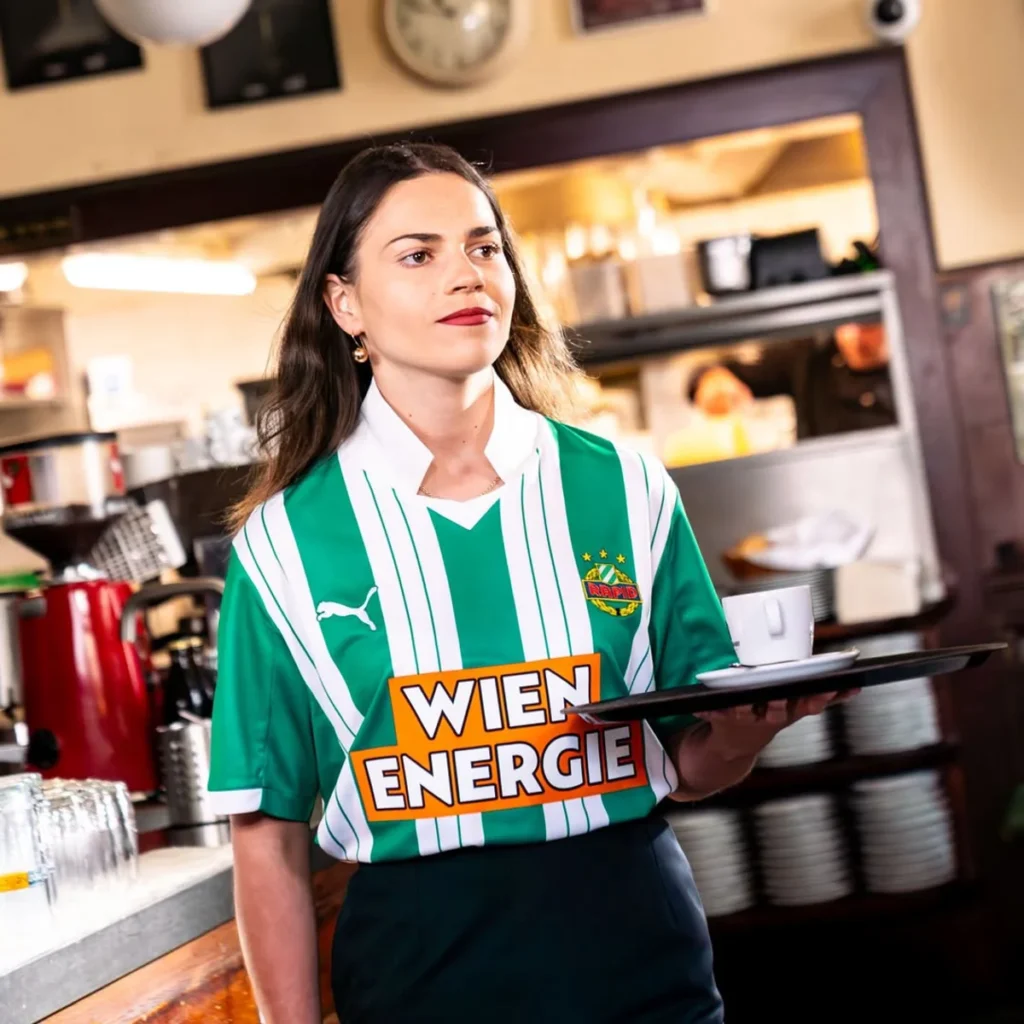 El Rapid de Viena 2025-2026 recupera el estilo de sus camisetas de los noventa