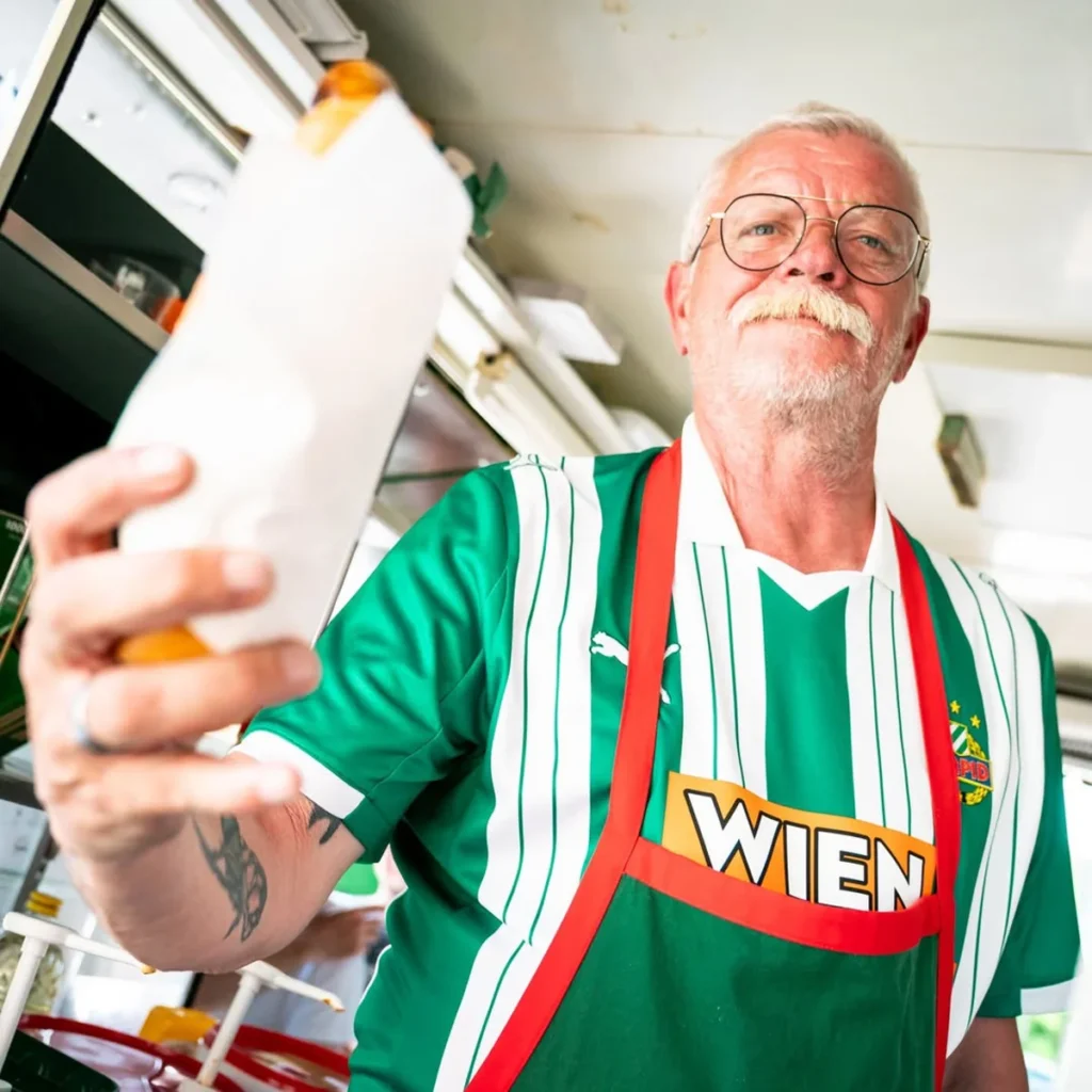 El Rapid de Viena 2025-2026 recupera el estilo de sus camisetas de los noventa