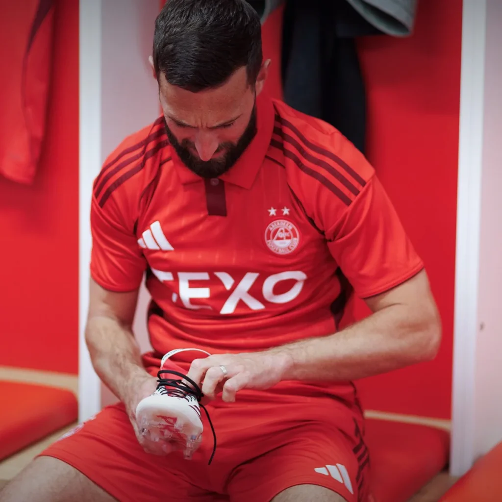 Aberdeen presenta sus camisetas 2025-2026: burdeos clásico y un homenaje al mar del Norte