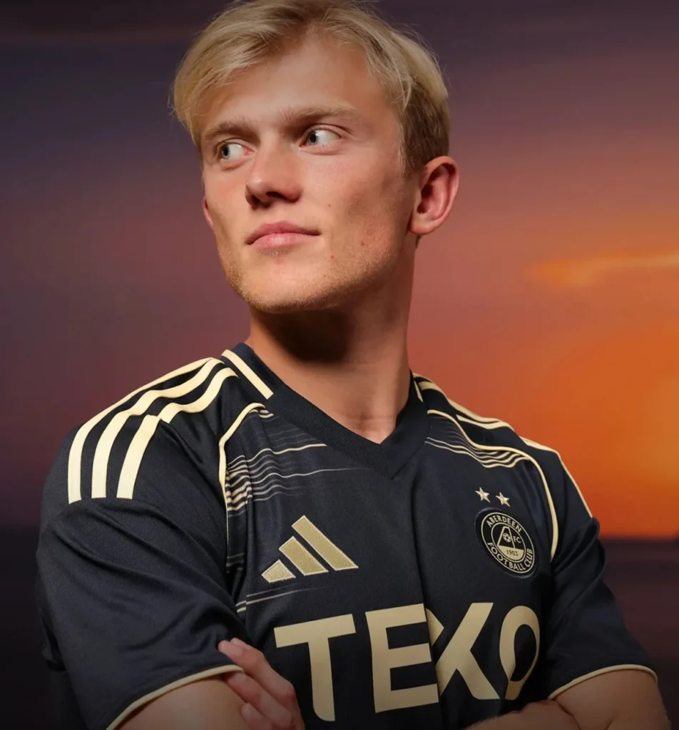Aberdeen presenta sus camisetas 2025-2026: burdeos clásico y un homenaje al mar del Norte