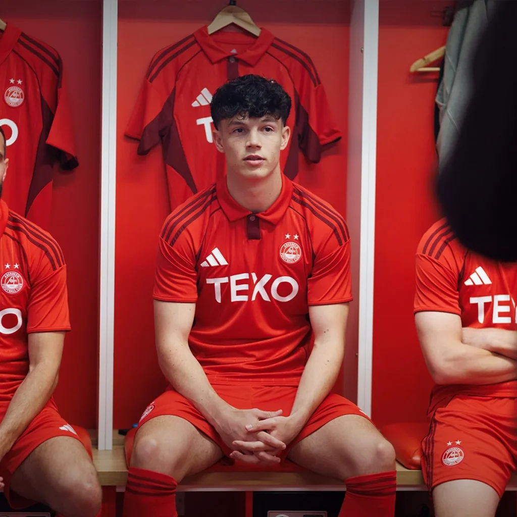 Aberdeen presenta sus camisetas 2025-2026: burdeos clásico y un homenaje al mar del Norte