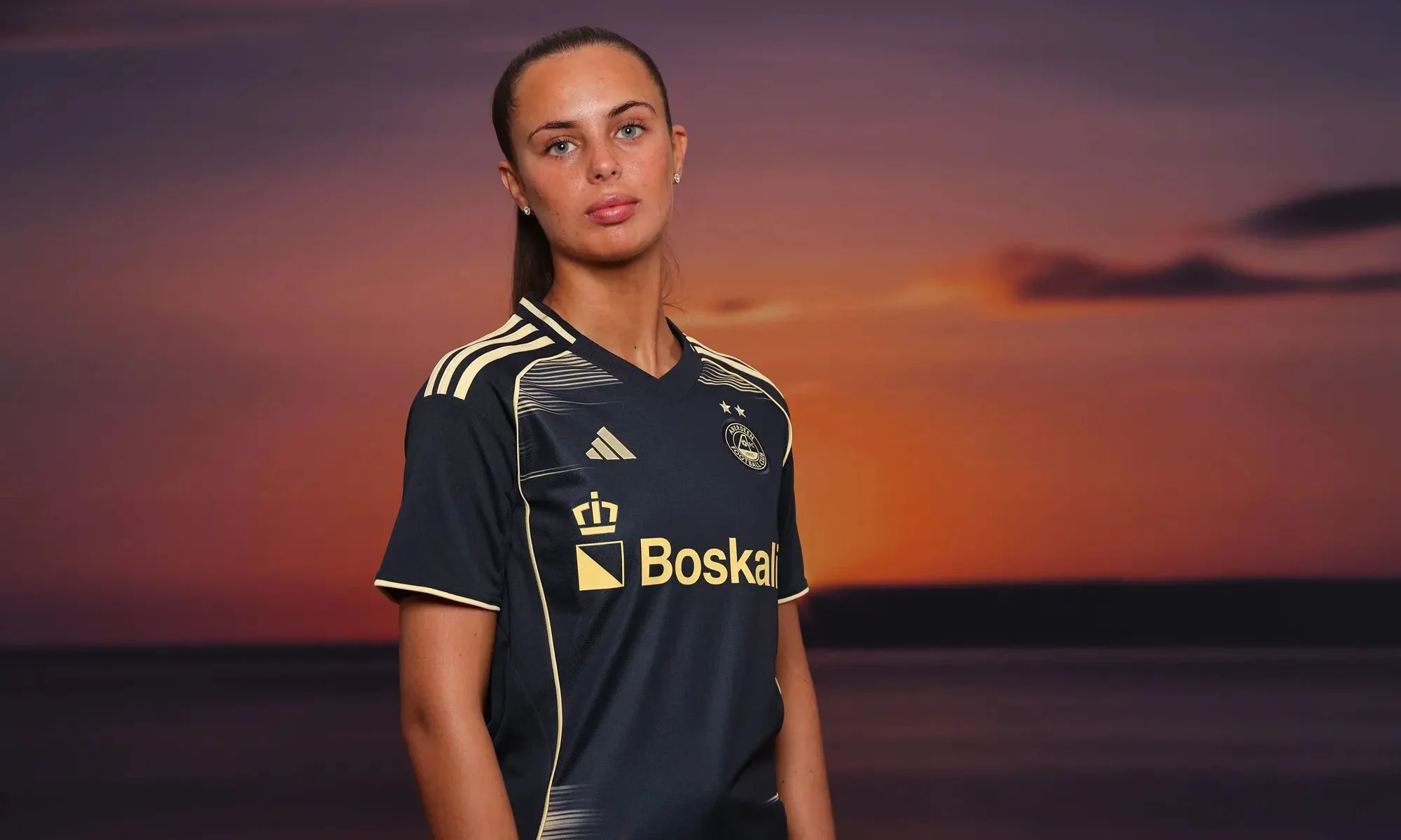 Aberdeen presenta sus camisetas 2025-2026: burdeos clásico y un homenaje al mar del Norte