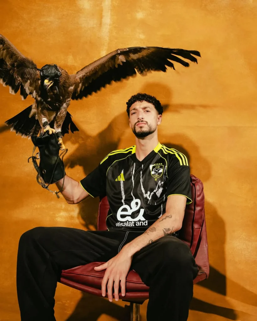 Al Ahly presenta sus camisetas 2025-2026 con adidas: retro en casa y un águila negra fuera