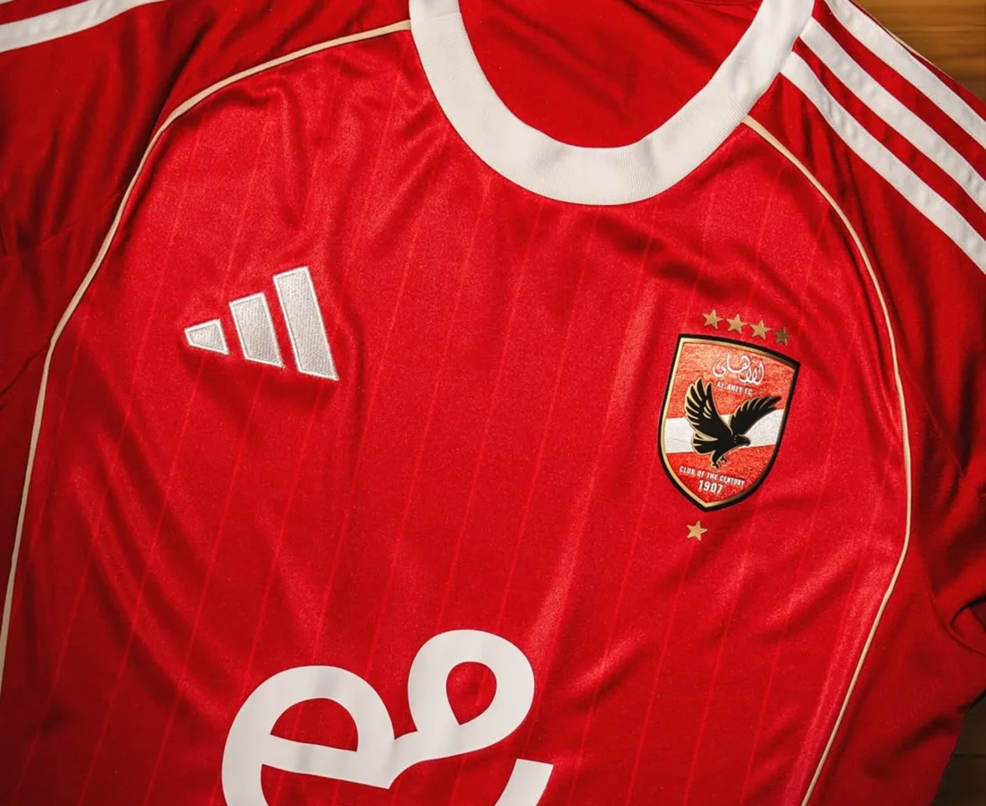Al Ahly presenta sus camisetas 2025-2026 con adidas: retro en casa y un águila negra fuera