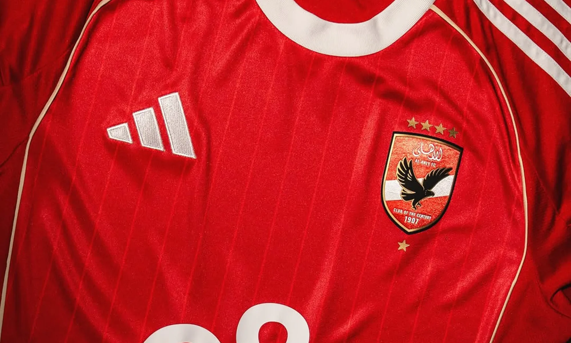 Al Ahly presenta sus camisetas 2025-2026 con adidas: retro en casa y un águila negra fuera