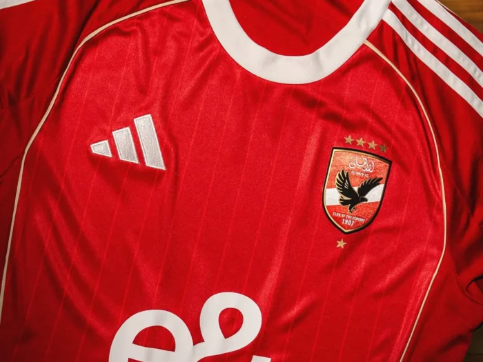 Al Ahly presenta sus camisetas 2025-2026 con adidas: retro en casa y un águila negra fuera