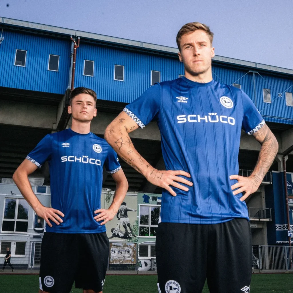 Arminia Bielefeld estrena camisetas 2025-2026 de Umbro inspiradas en su estadio