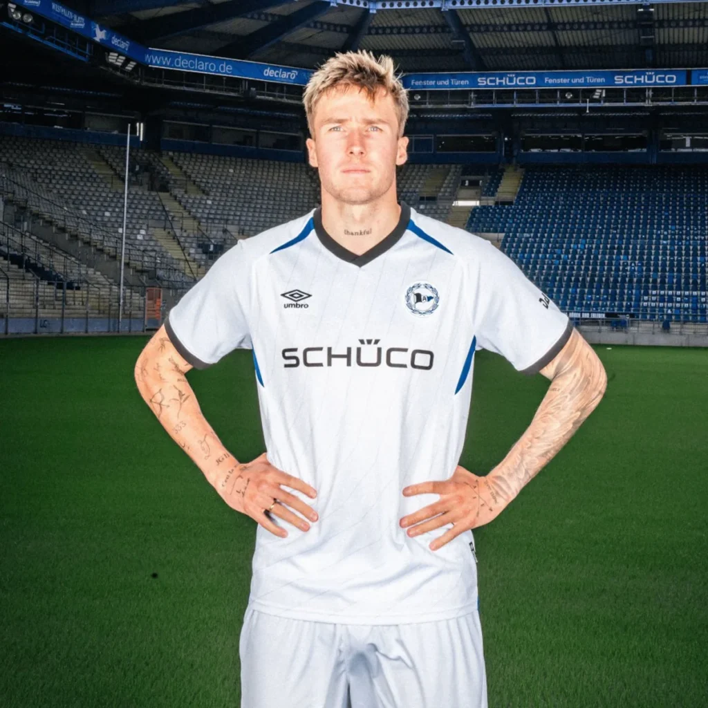 Arminia Bielefeld estrena camisetas 2025-2026 de Umbro inspiradas en su estadio