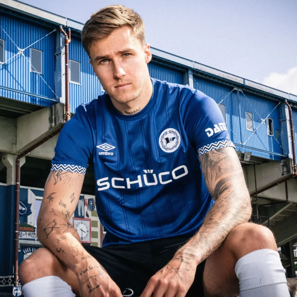 Arminia Bielefeld estrena camisetas 2025-2026 de Umbro inspiradas en su estadio