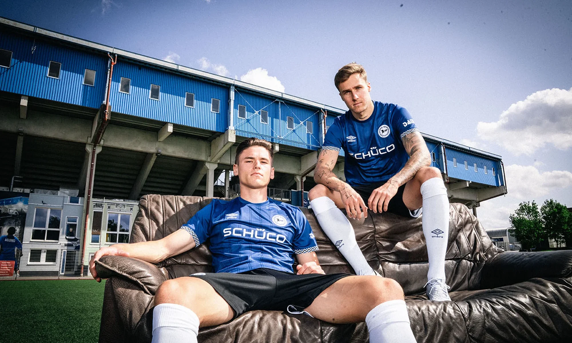 Arminia Bielefeld estrena camisetas 2025-2026 de Umbro inspiradas en su estadio