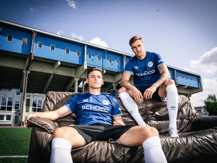 Arminia Bielefeld estrena camisetas 2025-2026 de Umbro inspiradas en su estadio