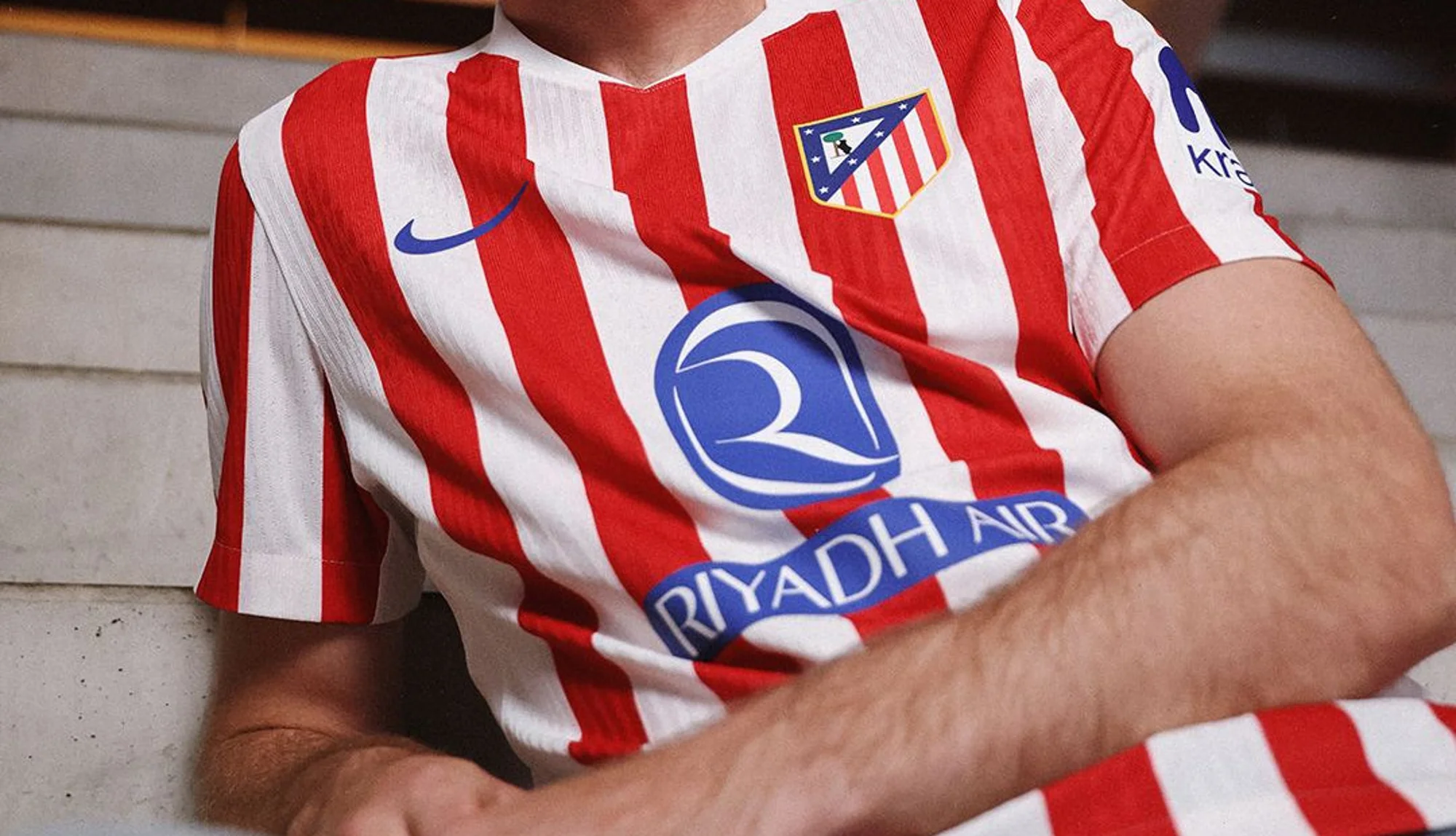 La camiseta local del Atlético de Madrid 2025-2026 recupera el estilo clásico