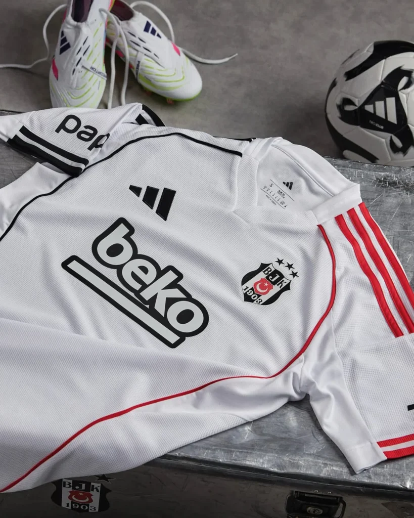 Beşiktaş presenta sus camisetas 2025-2026 con la plantilla adidas TIRO25