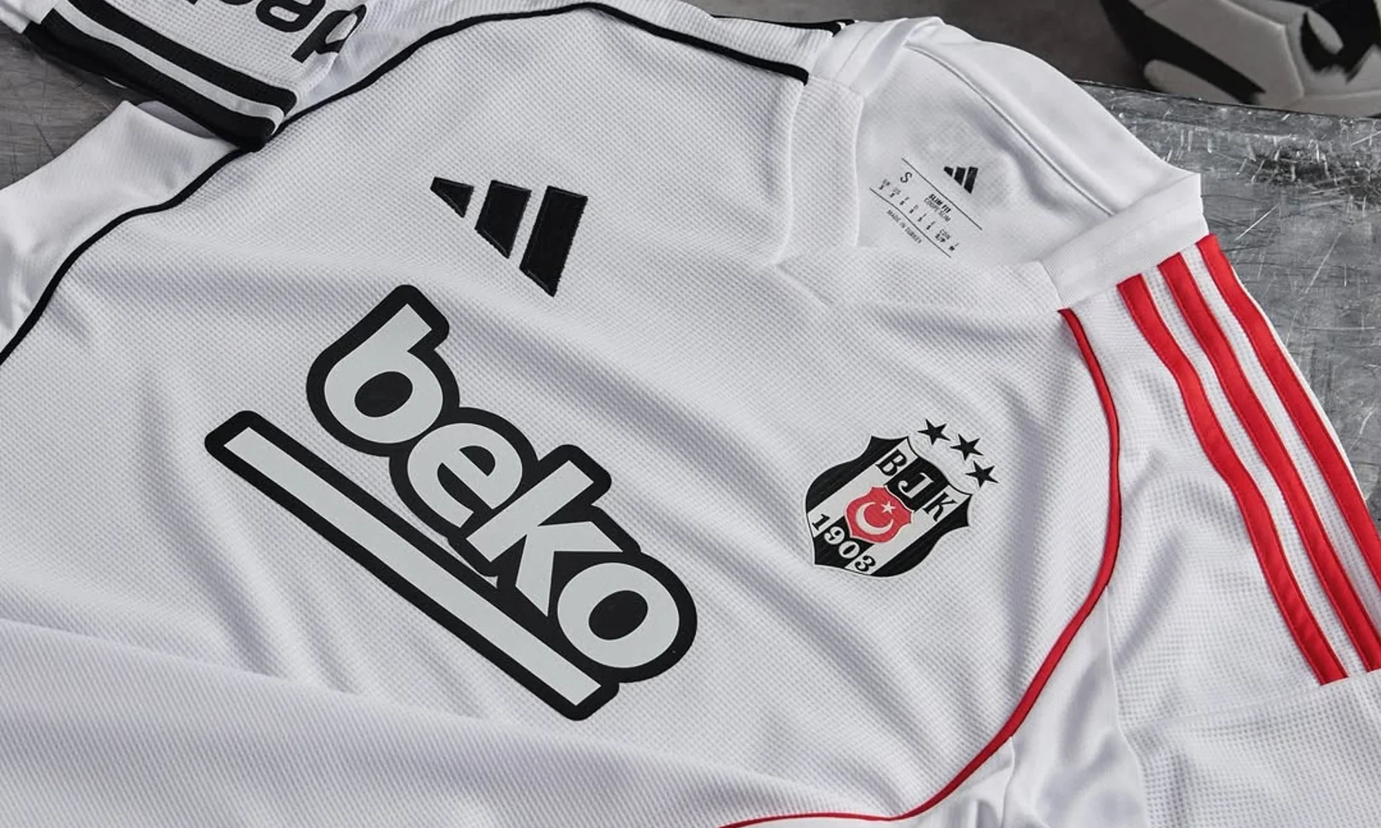 Beşiktaş presenta sus camisetas 2025-2026 con la plantilla adidas TIRO25