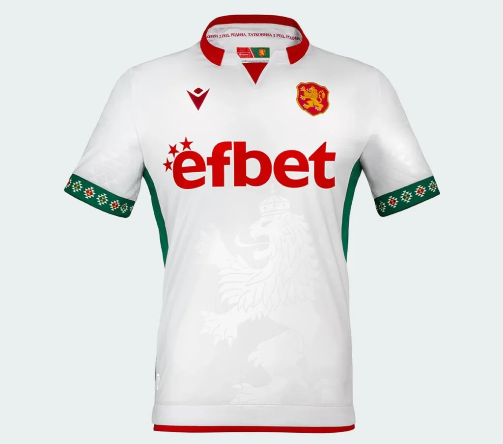 Bulgaria presenta con Macron una camiseta local que honra su bandera y su historia
