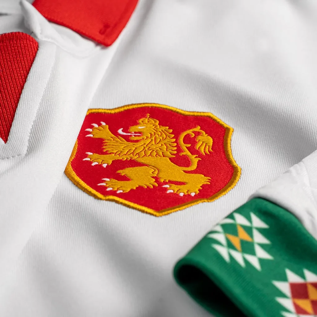 Bulgaria presenta con Macron una camiseta local que honra su bandera y su historia