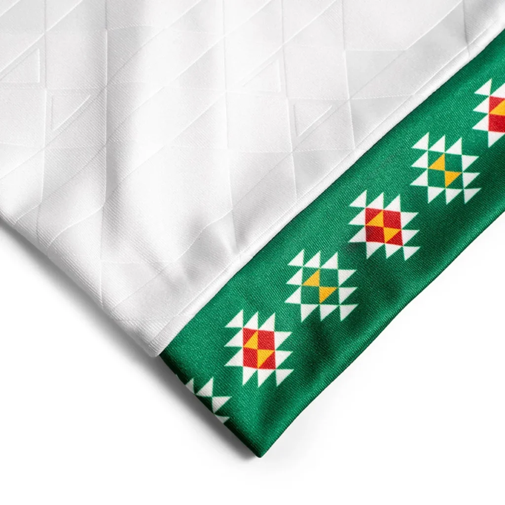 Bulgaria presenta con Macron una camiseta local que honra su bandera y su historia