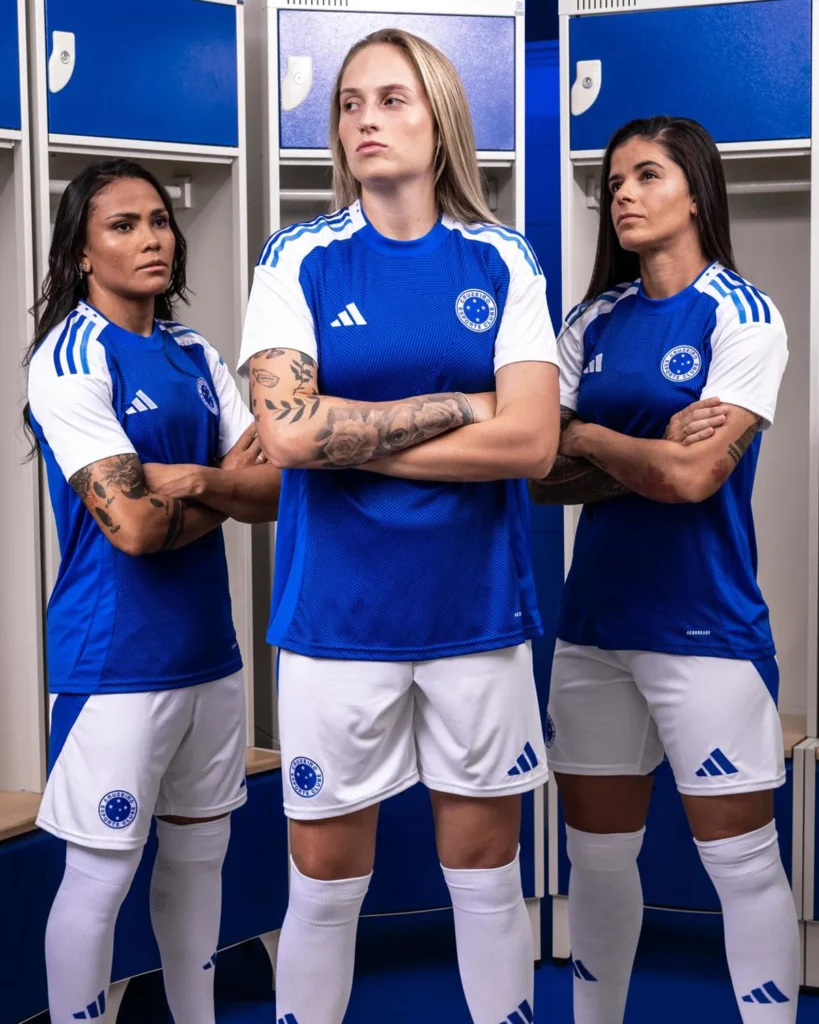 Cruzeiro presenta sus camisetas 2025-2026 con adidas y un himno hecho diseño