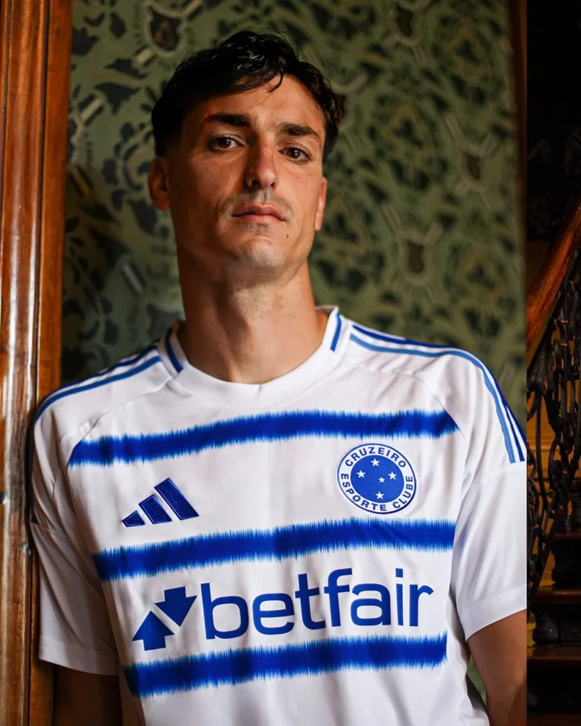 Cruzeiro presenta sus camisetas 2025-2026 con adidas y un himno hecho diseño