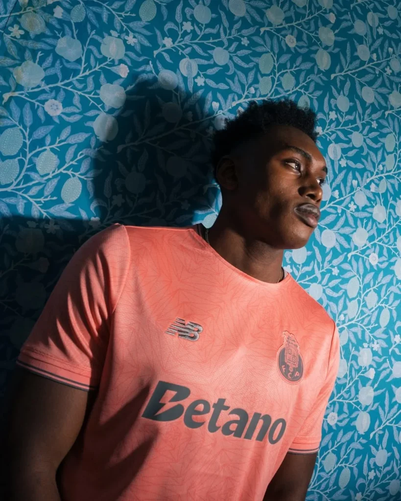 El FC Porto presenta sus camisetas 2025-2026: homenaje a la ciudad y diez años con New Balance