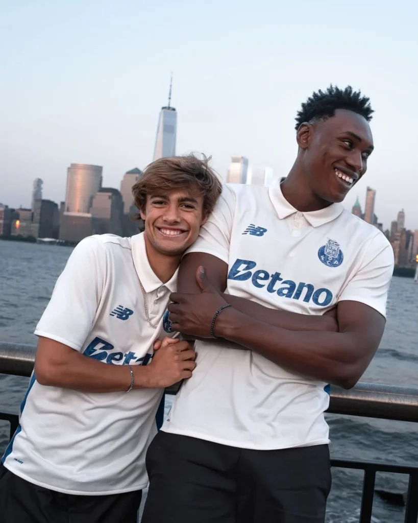 El FC Porto presenta sus camisetas 2025-2026: homenaje a la ciudad y diez años con New Balance