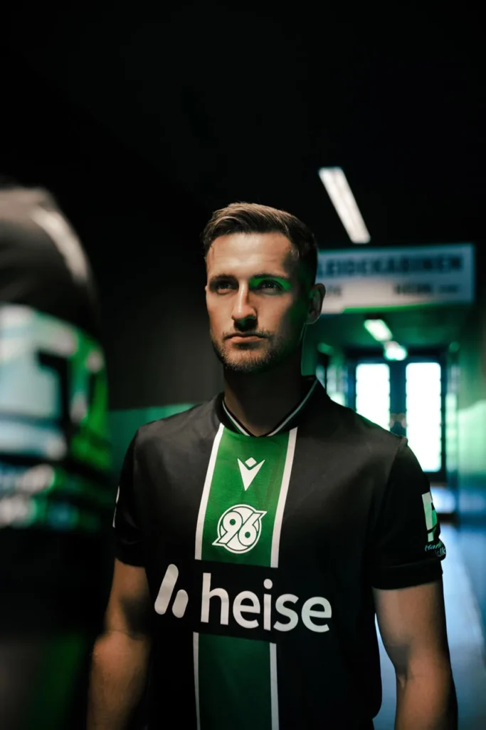 Hannover 96 vuelve al negro y verde con su camiseta visitante 2025-2026