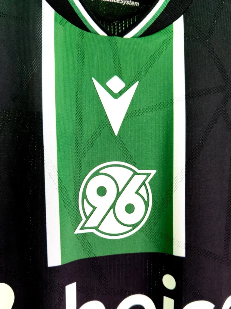 Hannover 96 vuelve al negro y verde con su camiseta visitante 2025-2026