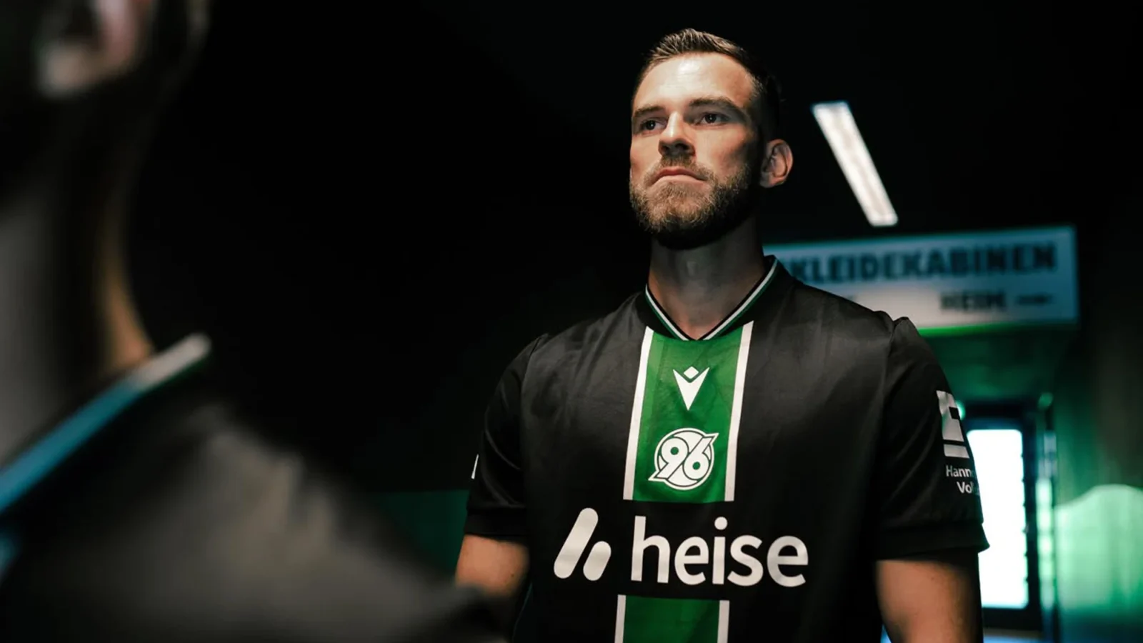 Hannover 96 vuelve al negro y verde con su camiseta visitante 2025-2026