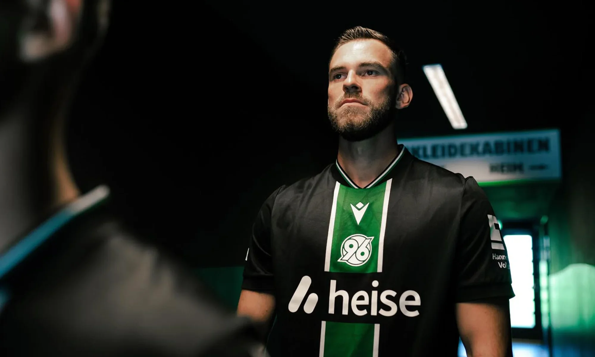 Hannover 96 vuelve al negro y verde con su camiseta visitante 2025-2026