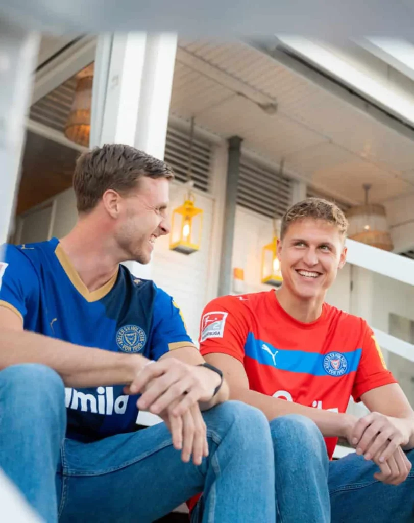 Holstein Kiel celebra sus 125 años con camisetas 2025-2026 que dibujan el fiordo de Kiel