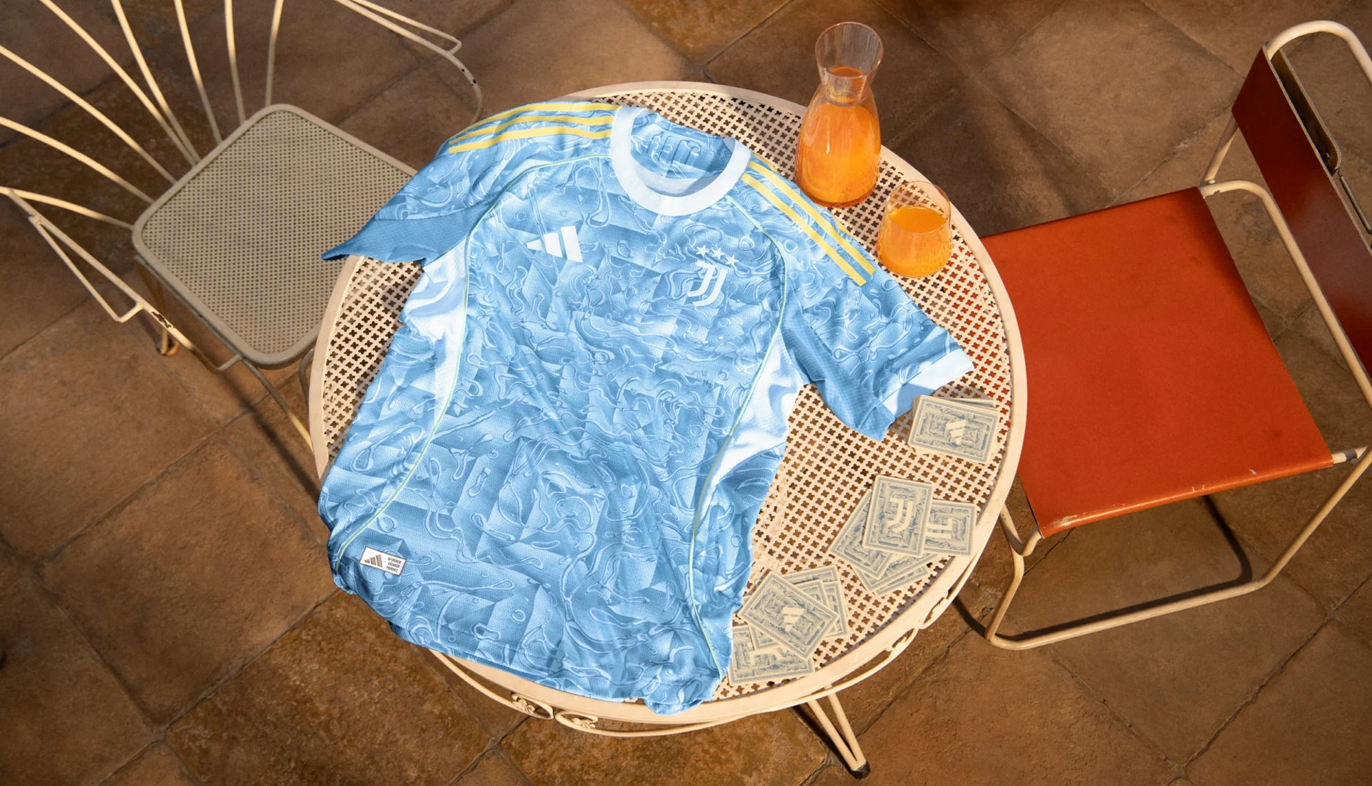 La Juventus mira al mar: aguamarina y amarillo limón para su camiseta visitante