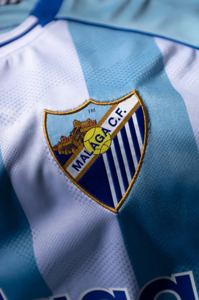 Málaga CF presenta sus camisetas 2025-2026 inspiradas en los años 70 y 80