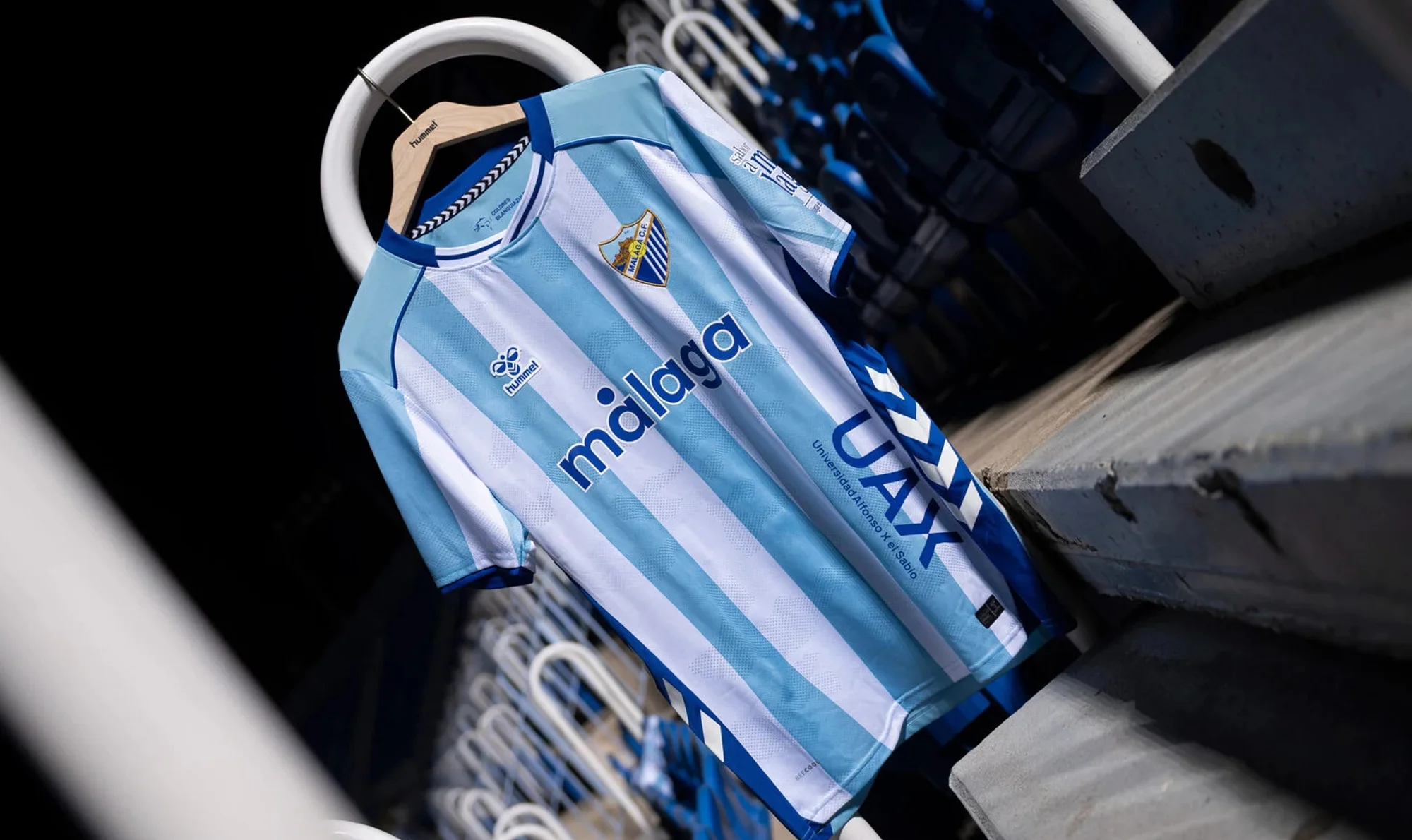 Málaga CF presenta sus camisetas 2025-2026 inspiradas en los años 70 y 80