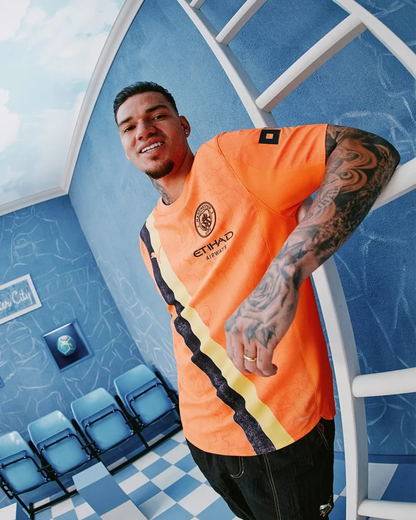 El Manchester City celebra el Poznan en sus camisetas para el Mundial de Clubes