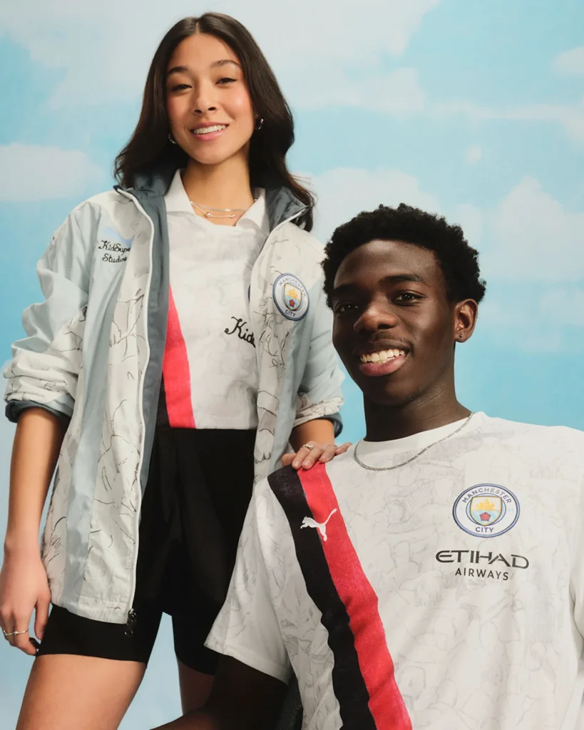 El Manchester City celebra el Poznan en sus camisetas para el Mundial de Clubes