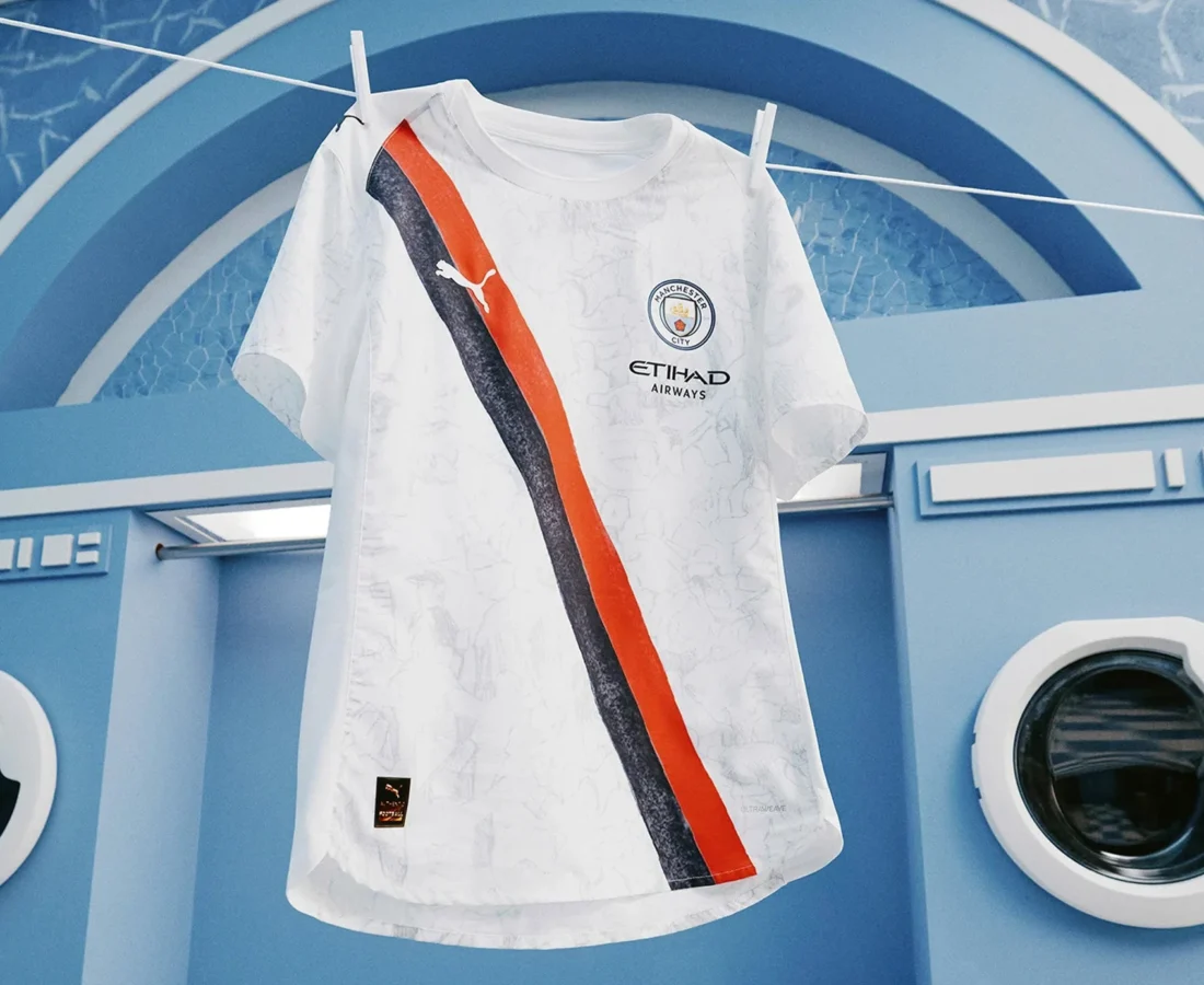 El Manchester City celebra el Poznan en sus camisetas para el Mundial de Clubes