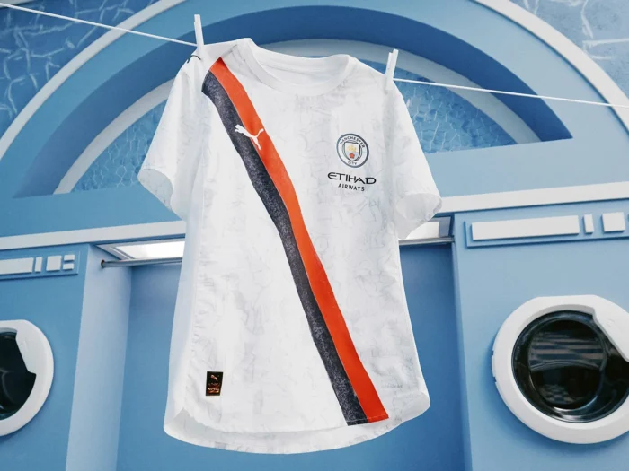 El Manchester City celebra el Poznan en sus camisetas para el Mundial de Clubes
