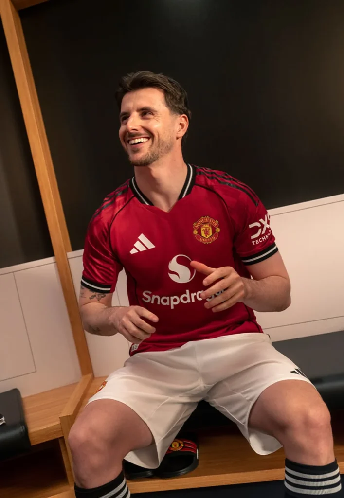El Manchester United rinde homenaje a Old Trafford con su camiseta local