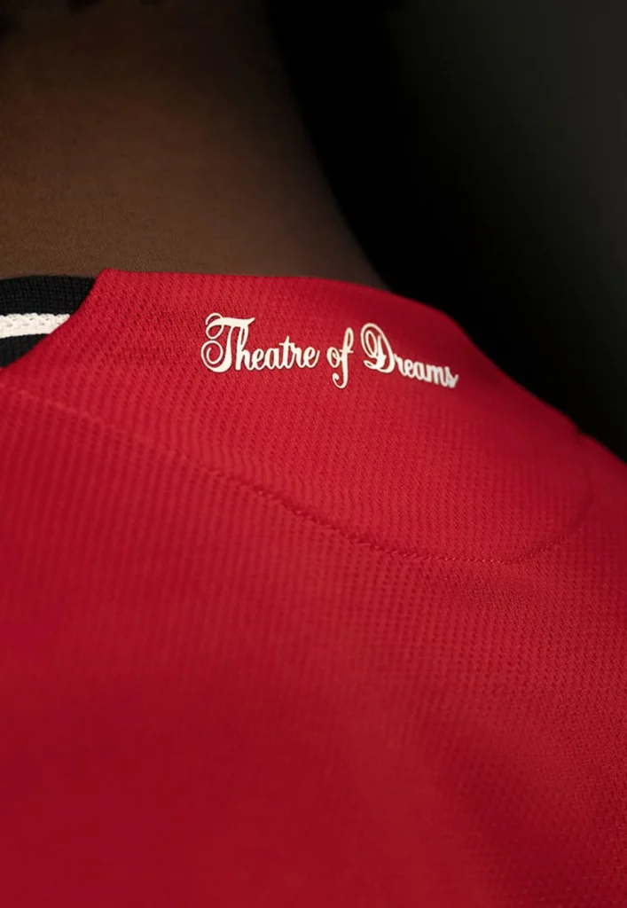 El Manchester United rinde homenaje a Old Trafford con su camiseta local
