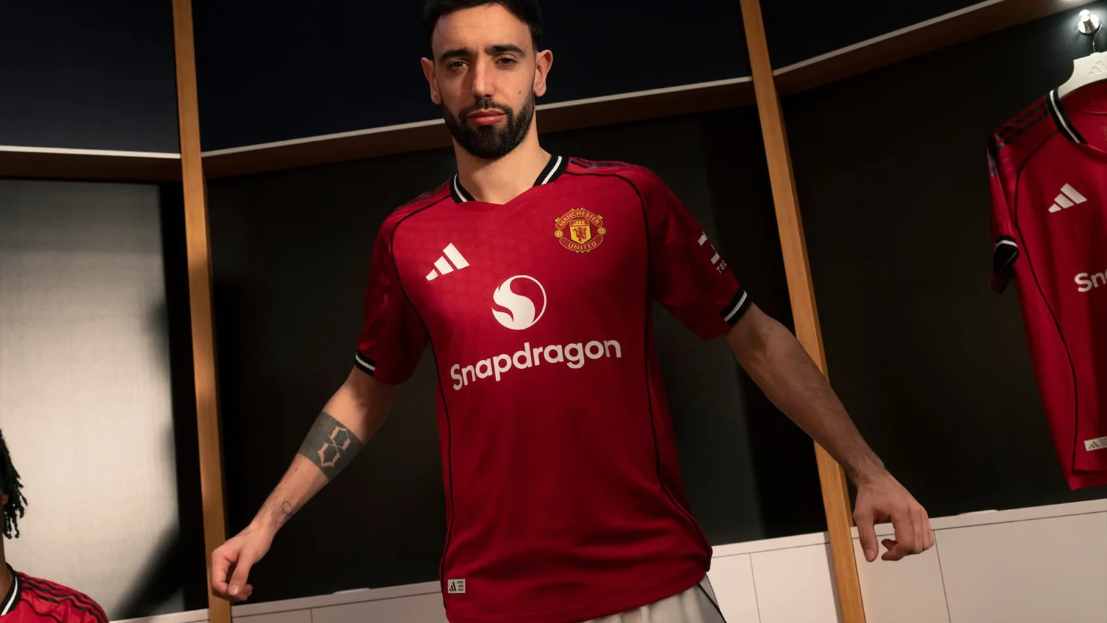 El Manchester United rinde homenaje a Old Trafford con su camiseta local